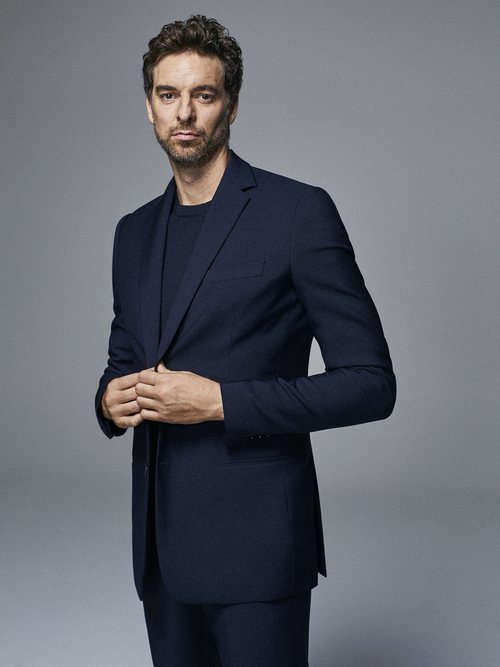 Pau Gasol, nuevo embajador de Tommy Hilfiger con un traje de chaqueta azul marino