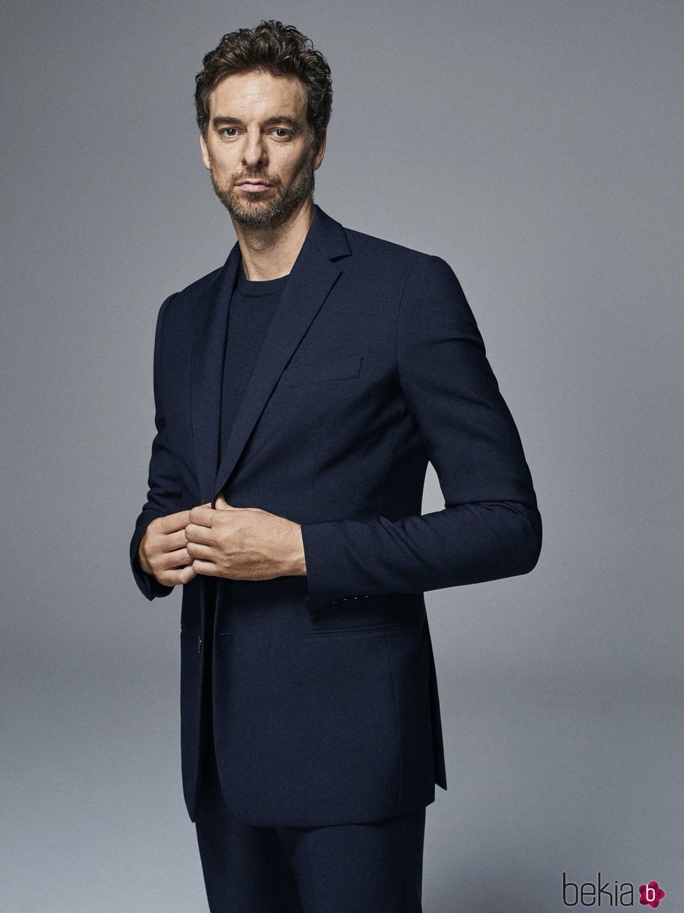 Pau Gasol, nuevo embajador de Tommy Hilfiger con un traje de chaqueta azul marino