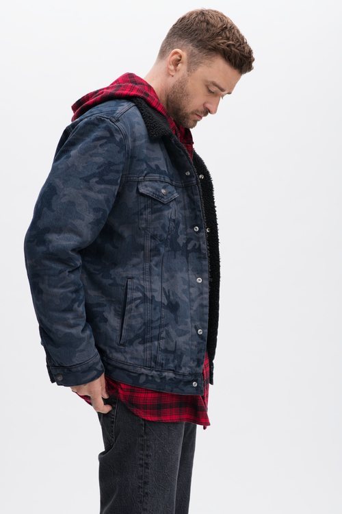 Justin Timberlake con una chaqueta vaquera oversize de su colección en colaboración con Levi's
