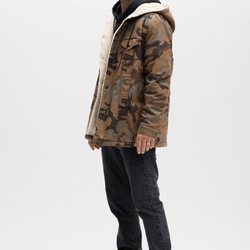 Justin Timberlake posa con una chaqueta militar de su colección en colaboración con Levi's