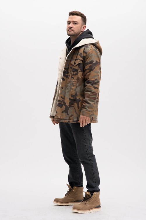 Justin Timberlake posa con una chaqueta militar de su colección en colaboración con Levi's