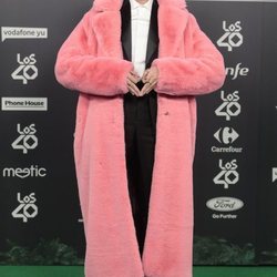 Brisa Fenoy luce un maxi abrigo fluor