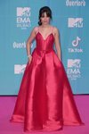 Camila Cabello con un vestido rojo en la alfombra roja de los EMAs 2018