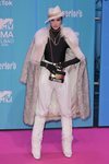 Brisa Fenoy posando en la alfombra roja de los EMAs 2018