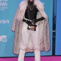 Brisa Fenoy posando en la alfombra roja de los EMAs 2018