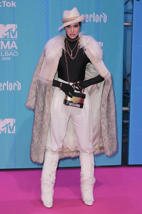 Brisa Fenoy posando en la alfombra roja de los EMAs 2018