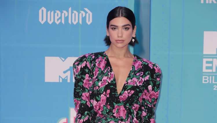 Dua Lipa con un vestido de Saint Laurent posando en la alfombra roja de los EMAs 2018