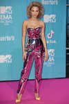 Rose Bertram posando en la alfombra roja de los EMAs 2018