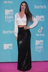 Ioanna Bella posando en la alfombra roja de los EMAs 2018
