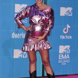Rita Pereira con un vestido rosa metalizado en la alfombra roja de los EMAs 2018