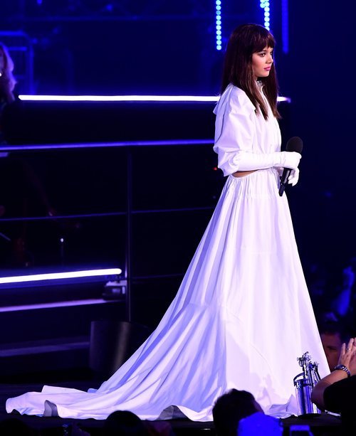 Hailee Steinfeld con un vestido blanco en los EMAs 2018