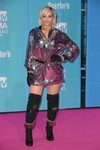 Bebe Rexha con un vestido de Moschino x H&M en la alfombra roja de los EMAs 2018