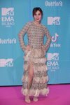 Nadia de Santiago con un vestido de Teresa Helbig en la alfombra roja de los EMAs 2018
