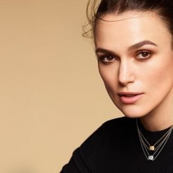 Keira Knightley con collares de la colección Coco Crush de Chanel 2018