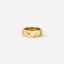 Anillo dorado de la colección Coco Crush de Chanel con Keira Knihtley 2018