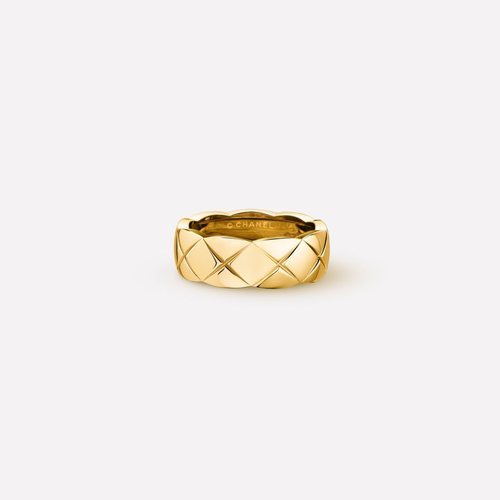 Anillo dorado de la colección Coco Crush de Chanel con Keira Knihtley 2018