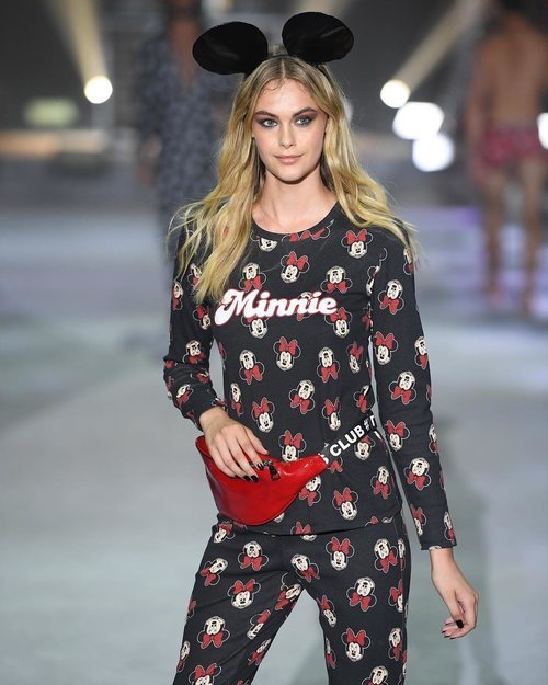 Pijama negro con estampados de Minnie de la colección de Mickey Mouse de Tezenis Underwear