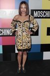 Usun Yoon con un vestido con estampado de cadenas de H&MxMoschino