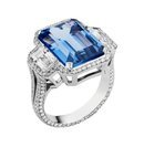 Anillo con piedra preciosa en color azul de la colección Atelier Swarovski con Penélope Cruz 2018
