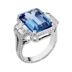 Anillo con piedra preciosa en color azul de la colección Atelier Swarovski con Penélope Cruz 2018
