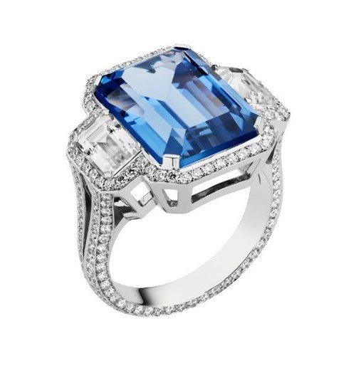 Anillo con piedra preciosa en color azul de la colección Atelier Swarovski con Penélope Cruz 2018