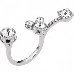 Anillo sobre un fondo plateado de la colección de Atelier Swarovski con Penélope Cruz 2018