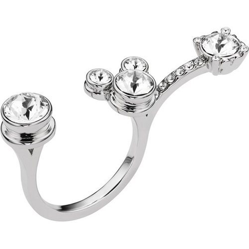 Anillo sobre un fondo plateado de la colección de Atelier Swarovski con Penélope Cruz 2018