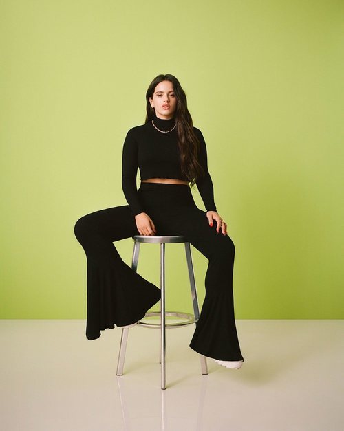 Rosalía con un top y un pantalón de su colección para Pull and Bear