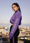 Rosalía con una sudadera de su colección para Pull and Bear