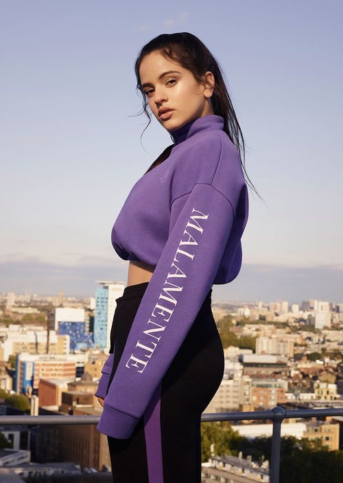 Rosalía con una sudadera de su colección para Pull and Bear