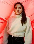 Rosalía con una sudadera de borrego de su colección para Pull and Bear