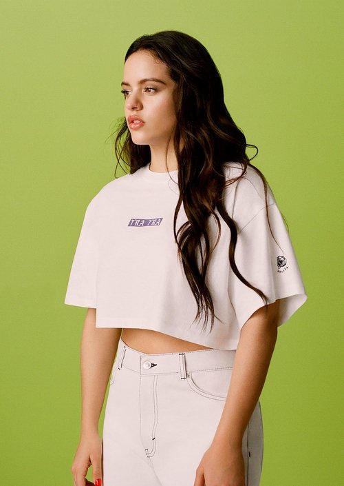 Rosalía con una crop-top 'Tra Tra' de su colección para Pull and Bear