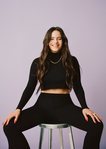 Rosalía con un top y pantalones negros de algodón de su colección para Pull and Bear