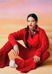 Rosalía con un chandal rojo de su colección de Pull and Bear