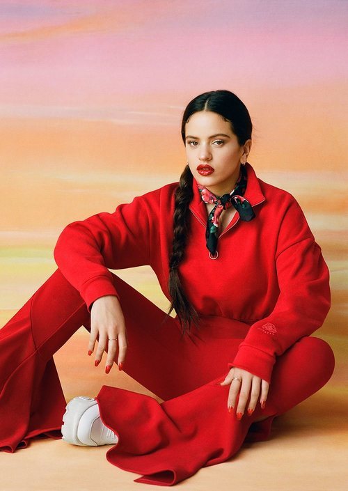 Rosalía con un chandal rojo de su colección de Pull and Bear