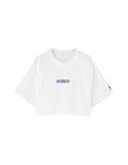 Crop top blanco con mensaje 'Tra Tra' de la colección cápsula de Rosalía para Pull and Bear