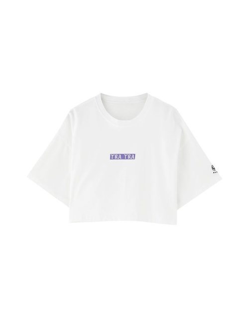 Crop top blanco con mensaje 'Tra Tra' de la colección cápsula de Rosalía para Pull and Bear