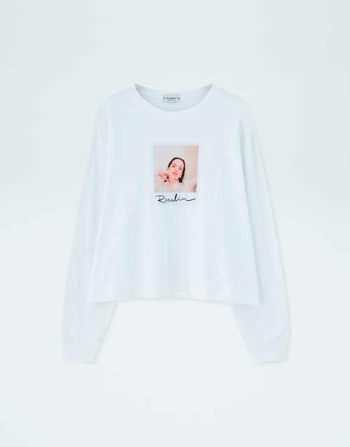 Sudadera sin capucha blanca con foto y firma de Rosalía de la colección cápsula de Rosalía para Pull and Bear