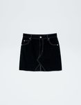 Minifalda vaquera negra de la colección cápsula de Rosalía para Pull and Bear
