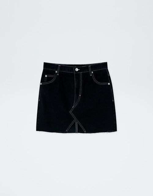 Minifalda vaquera negra de la colección cápsula de Rosalía para Pull and Bear