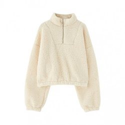 Sudadera de borrego blanca de la colección cápsula de Rosalía para Pull and Bear