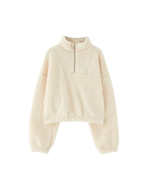 Sudadera de borrego blanca de la colección cápsula de Rosalía para Pull and Bear