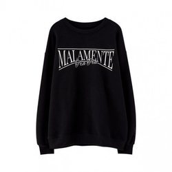Sudadera negra con mensaje 'malamente' de la colección cápsula de Rosalía para Pull and Bear