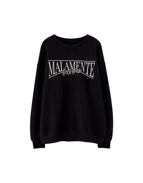Sudadera negra con mensaje 'malamente' de la colección cápsula de Rosalía para Pull and Bear