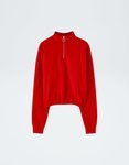 Sudadera roja cuello chimenea de la colección cápsula de Rosalía para Pull and Bear