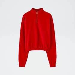 Sudadera roja cuello chimenea de la colección cápsula de Rosalía para Pull and Bear