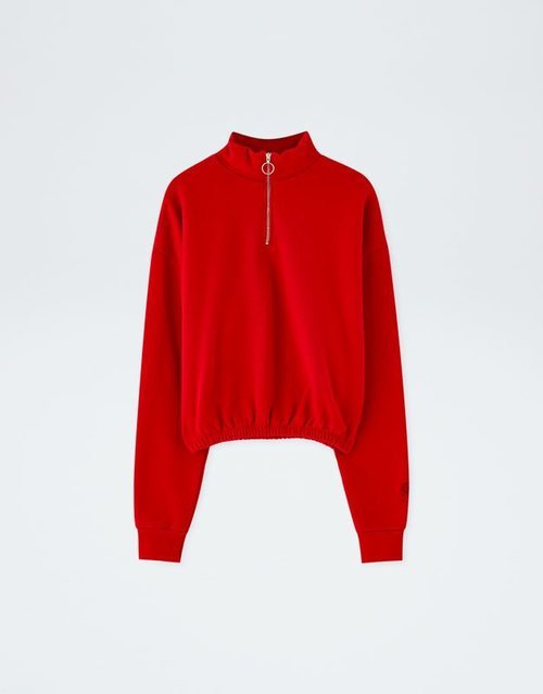 Sudadera roja cuello chimenea de la colección cápsula de Rosalía para Pull and Bear