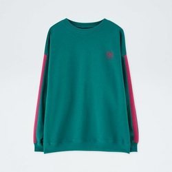 Sudadera verde agua de la colección cápsula de Rosalía para Pull and Bear