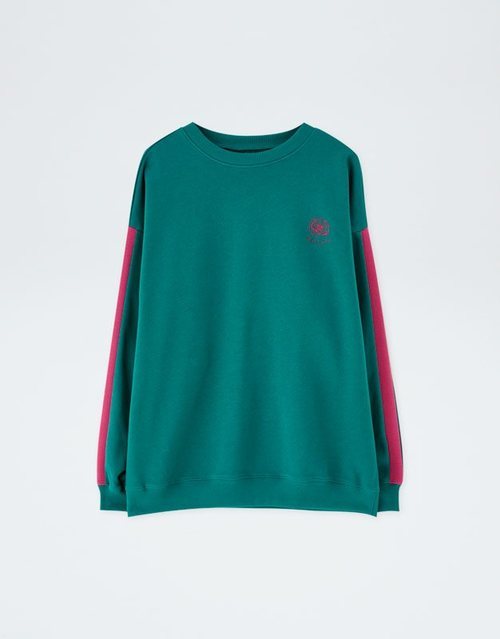 Sudadera verde agua de la colección cápsula de Rosalía para Pull and Bear