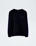 Sudadera negra con detalles violetas de la colección cápsula de Rosalía para Pull and Bear